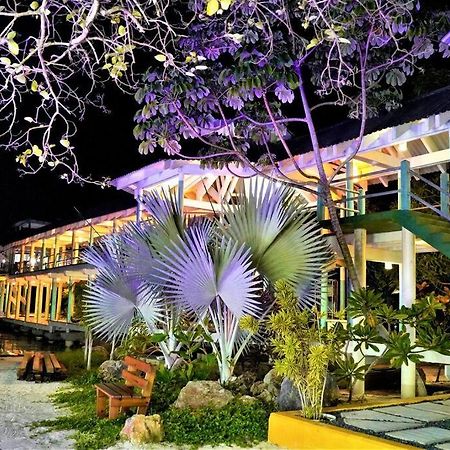 ווסט אנד The Dock Resort Over Water Retreat מראה חיצוני תמונה