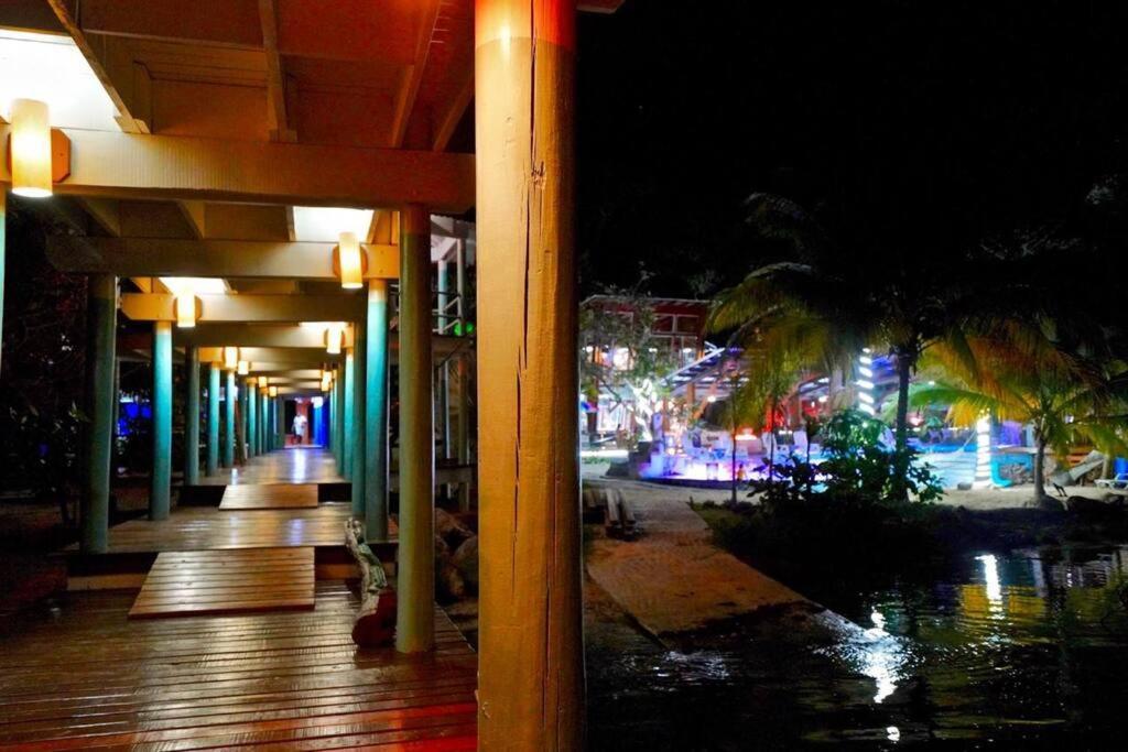 ווסט אנד The Dock Resort Over Water Retreat מראה חיצוני תמונה
