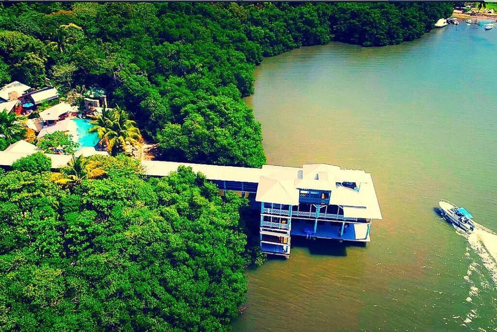 ווסט אנד The Dock Resort Over Water Retreat מראה חיצוני תמונה