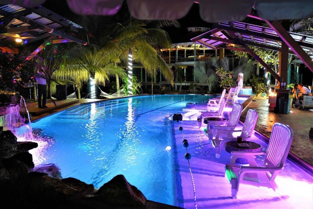 ווסט אנד The Dock Resort Over Water Retreat מראה חיצוני תמונה