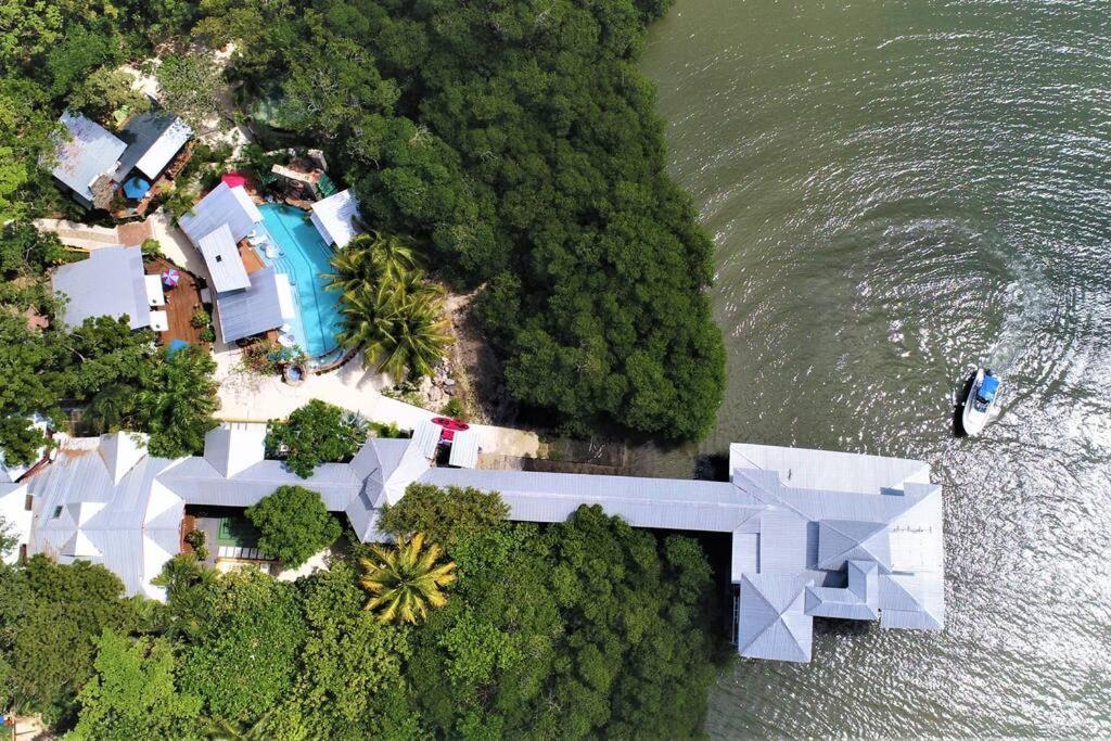 ווסט אנד The Dock Resort Over Water Retreat מראה חיצוני תמונה