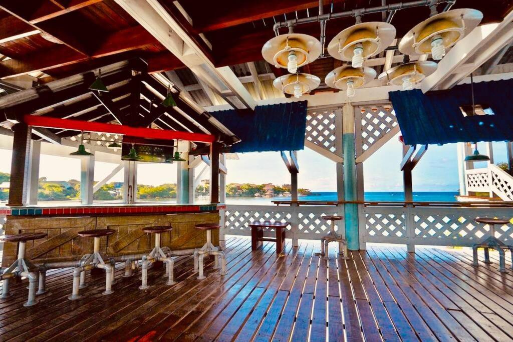 ווסט אנד The Dock Resort Over Water Retreat מראה חיצוני תמונה